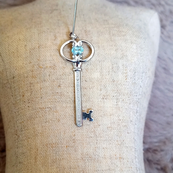 Jewelry - Elegant Silver Key Pendant Necklace